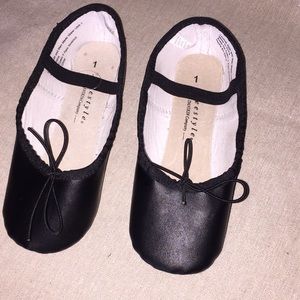 Ballet slippers by Danskin Freestyle for young.